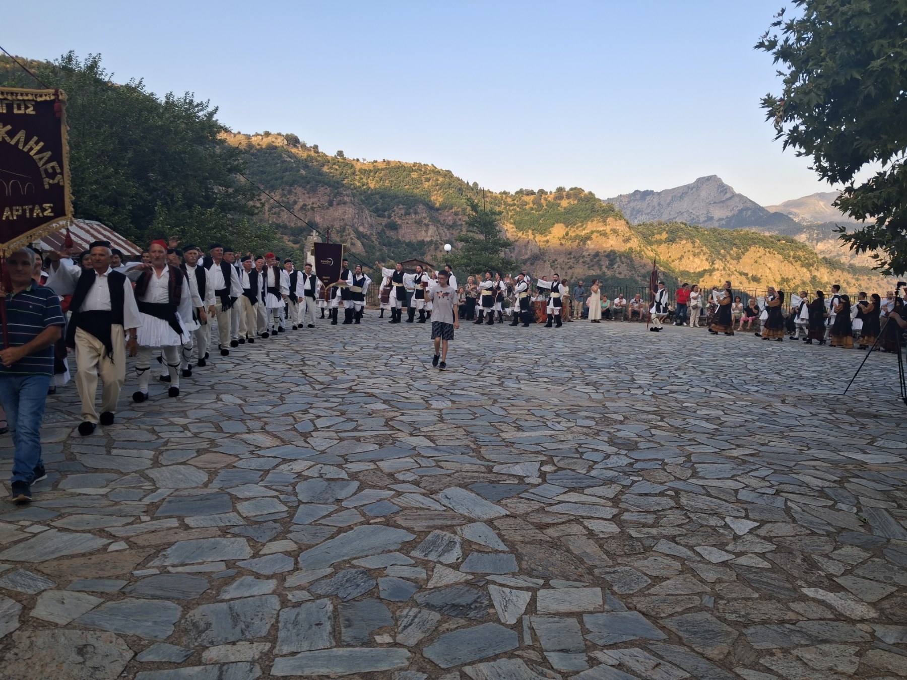 Η είσοδος των χορευτικών 